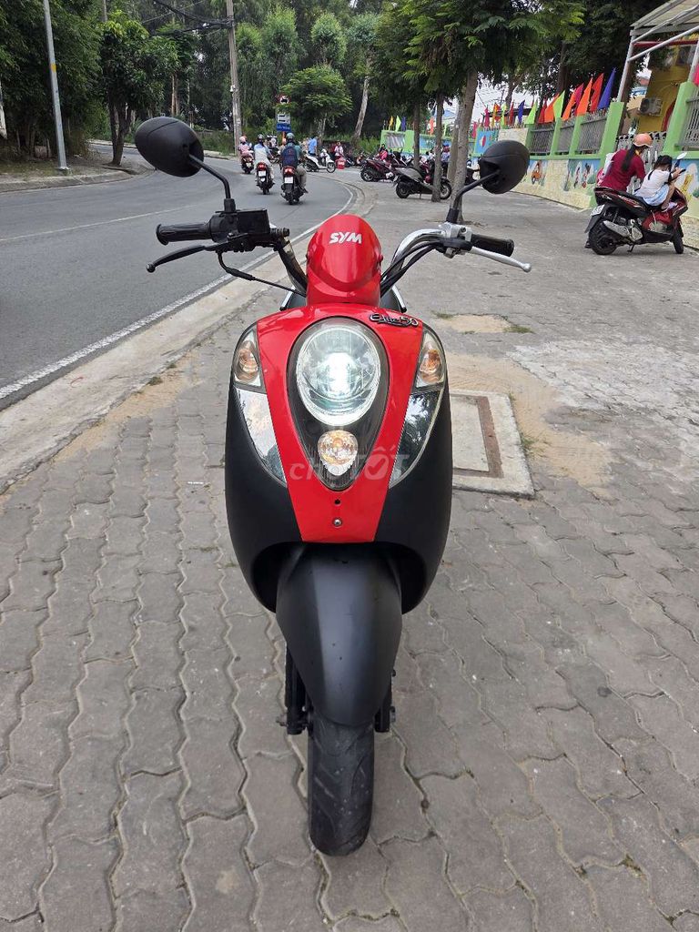 Красный черный скутер SYM Elite 50cc
