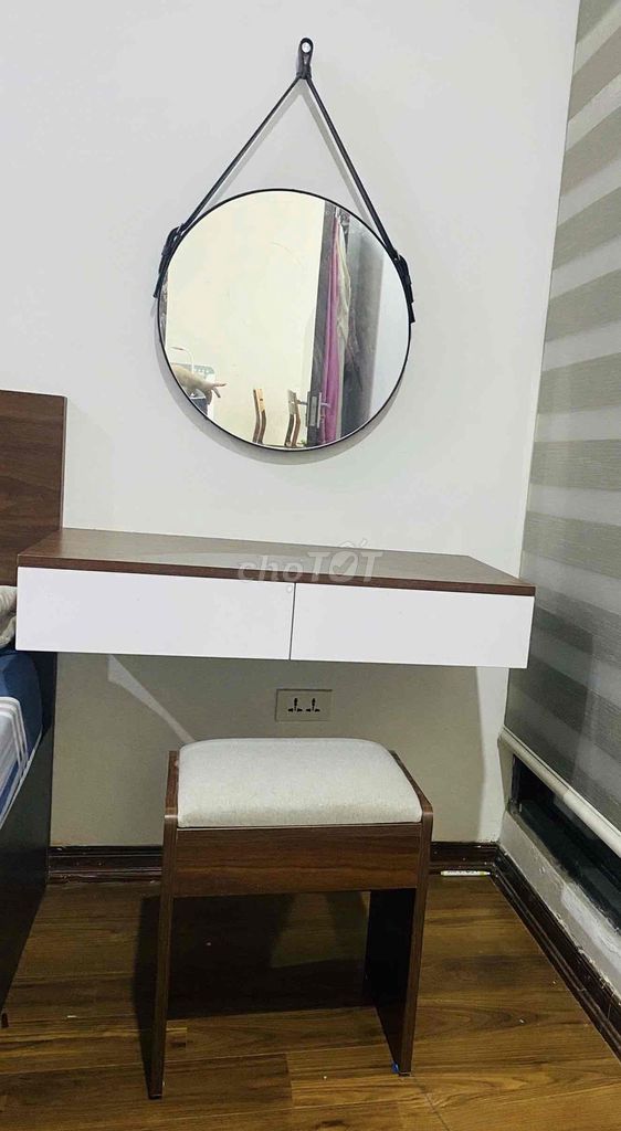 01 bàn trang điểm + 01 gương + 01 ghế như mới. Mua bán Bàn ghế tại Quận Hà Đông Hà Nội được đăng bởi Lâm hình 1
