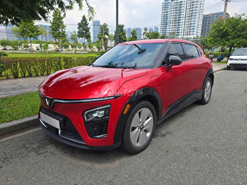 VINFAST VF7 S 2024 Батарея выкуплена, зарядка в комплекте, юрлицо, контрактный, пробег минимальный