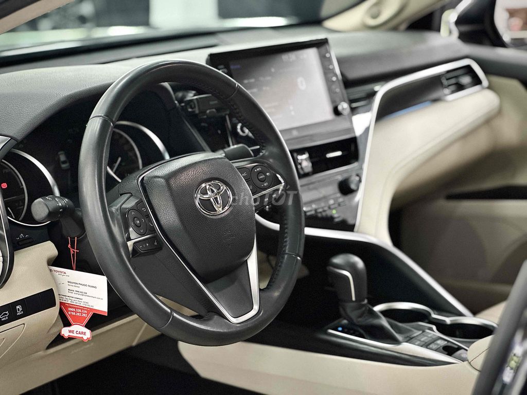 Toyota Camry 2.5 Hybrid 2024 Черный 20000 км