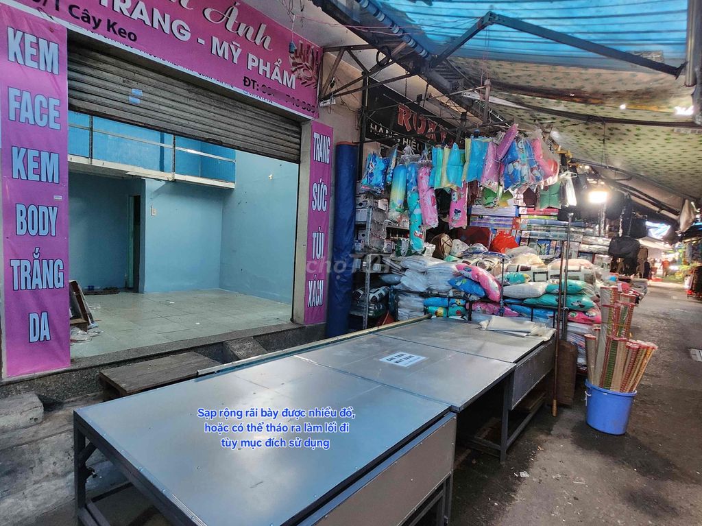 Mặt bằng trong nhà & sạp bán hàng phía trước