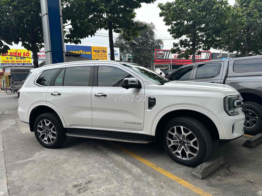 Ford Everest Titanium 2022 bảo hành 2025, vay 70%