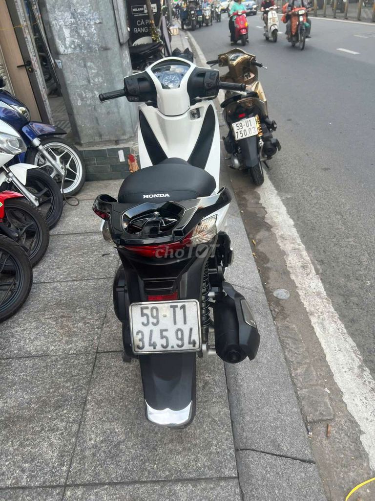 Honda SH 150 2015 mới 90% Bstp chính chủ. Mua bán Xe máy tại Quận Tân Phú Tp Hồ Chí Minh được đăng bởi Tuanduy hình 5