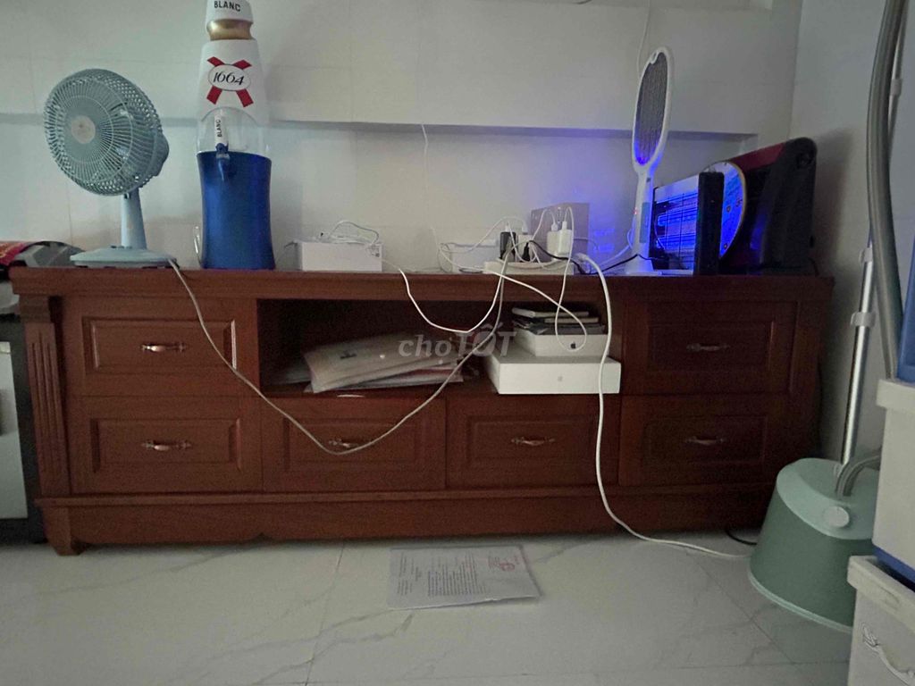Tủ tivi gỗ tự nhiên màu Nâu. Mua bán Tủ, kệ gia đình tại Quận Liên Chiểu Đà Nẵng được đăng bởi QB hình 1