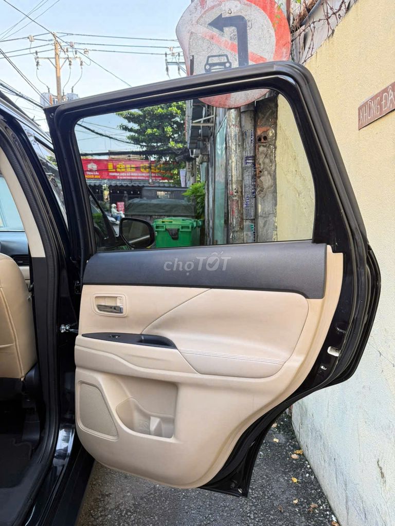 Mitsubishi Outlander 2018 2.0 CVT Premium 72000km. Mua bán Ô tô tại Quận Bình Thạnh Tp Hồ Chí Minh được đăng bởi Nguyen van dat hình 9