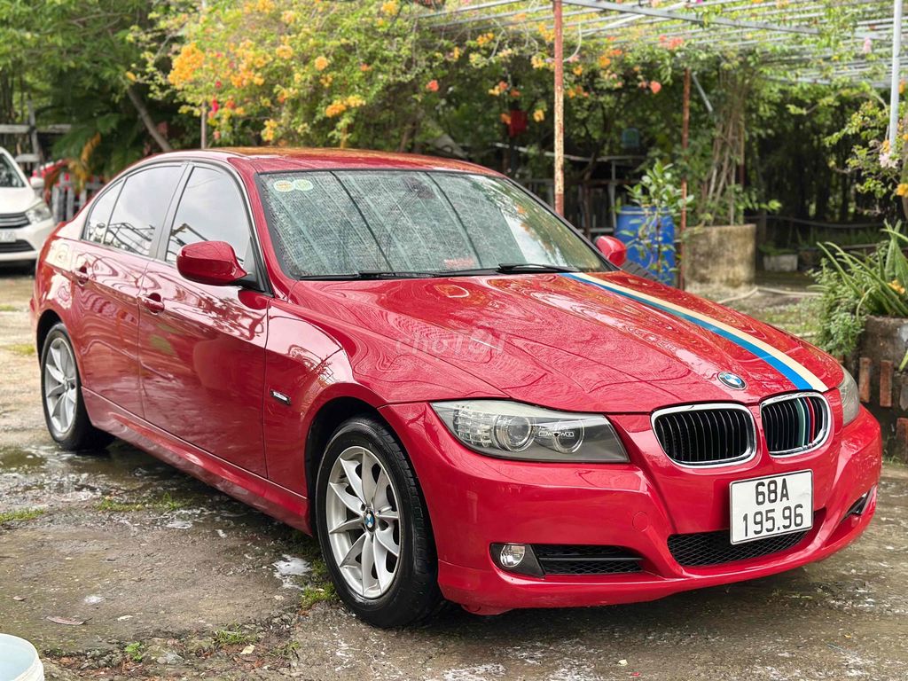 BMW 320i выпуска 2011 года красный цинк красивый