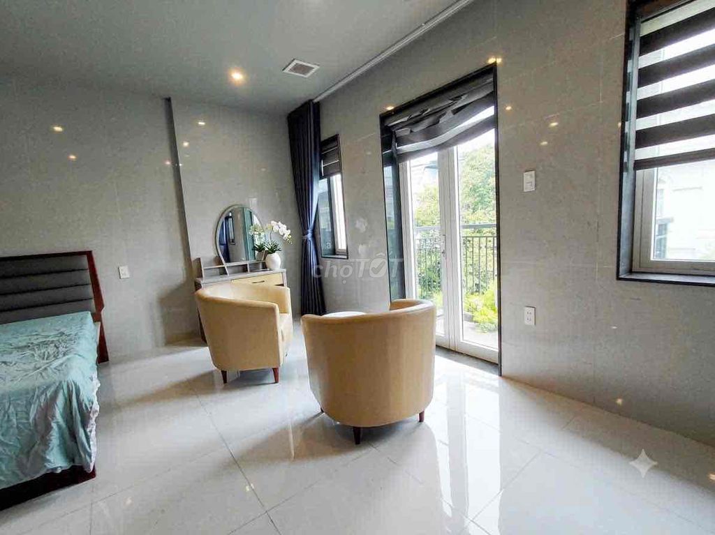 3-storey townhouse with a massage chair and shared pool — photo 7