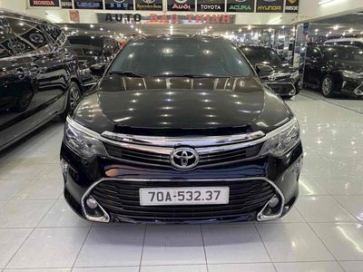 2 xe Camry 2.5Q 2017 - 2018 xe đẹp xuất sắc