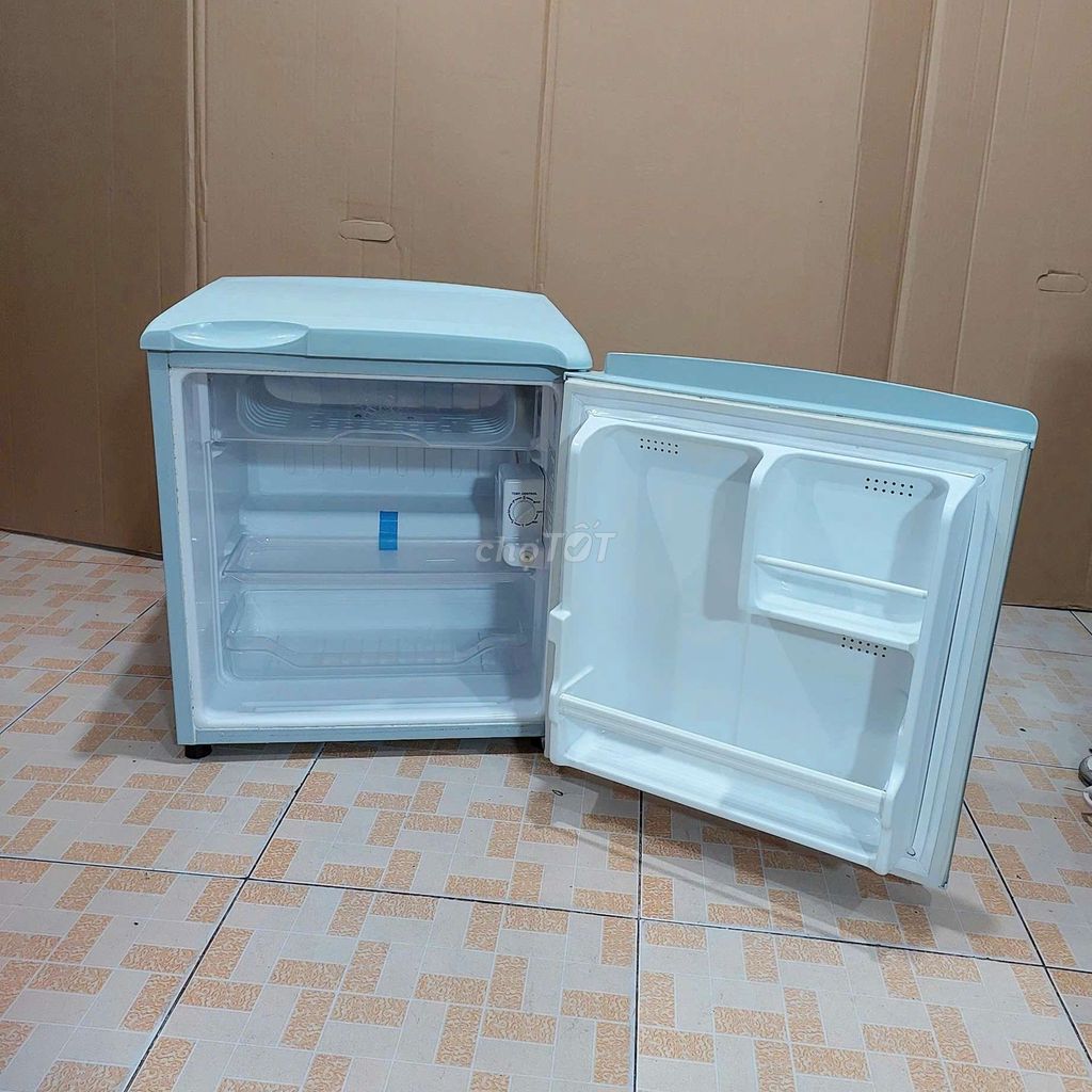 Tủ lạnh Aqua U582B8 1 cửa nhỏ gọn, nhẹ điện.