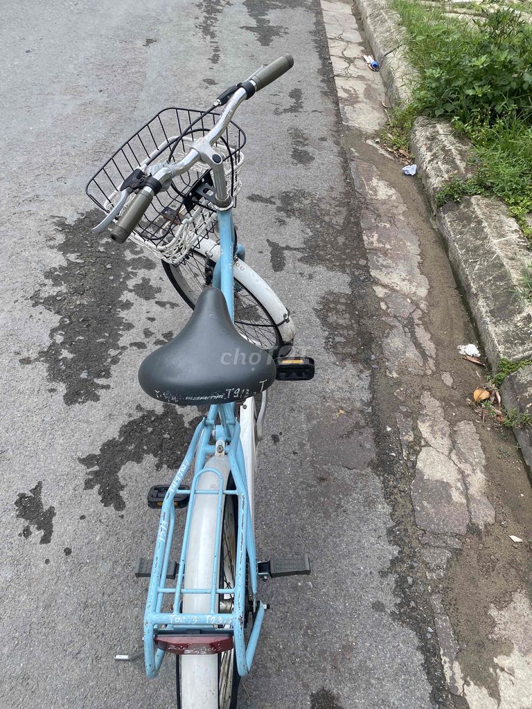 Xe đạp thường màu xanh nhạt