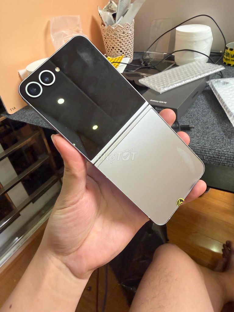 Samsung Galaxy Z Flip 6 256GB Bạc. Mua bán Điện thoại tại Quận Cầu Giấy Hà Nội được đăng bởi Trần Văn Đoàn hình 1
