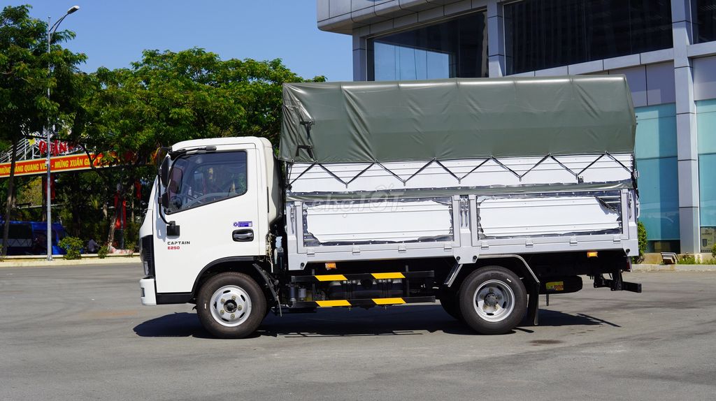Xe tải thùng Captain E250 2.4 tấn Thùng 3m7/13m3