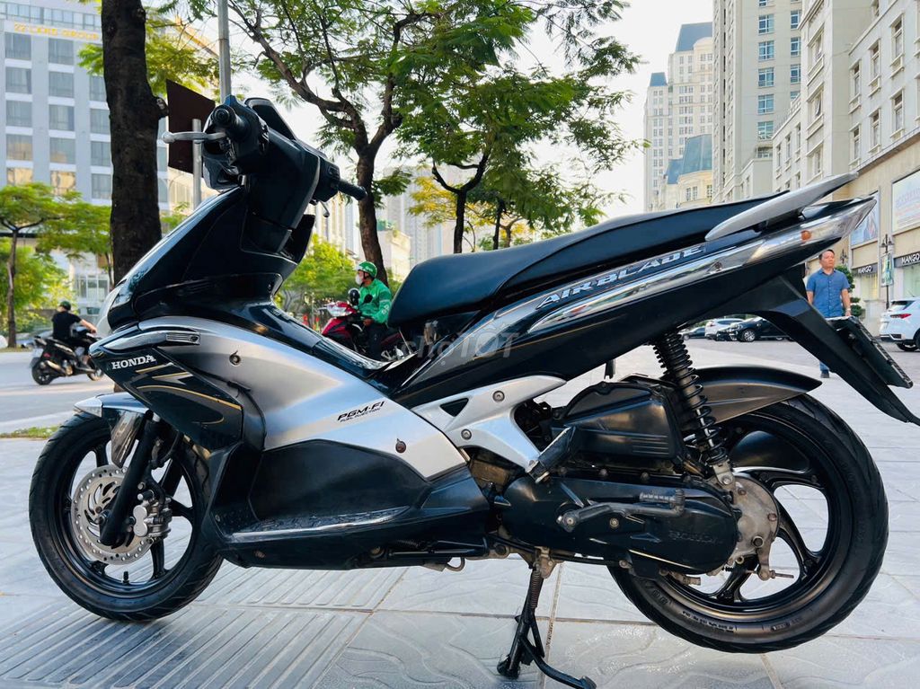 HONDA AIRBLADE 110FI ĐEN CHÍNH CHỦ BIỂN 30. Mua bán Xe máy tại Quận Nam Từ Liêm Hà Nội được đăng bởi MAI HÒA hình 4