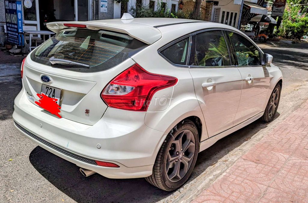 Ford Focus Hatchback S 2015 белый