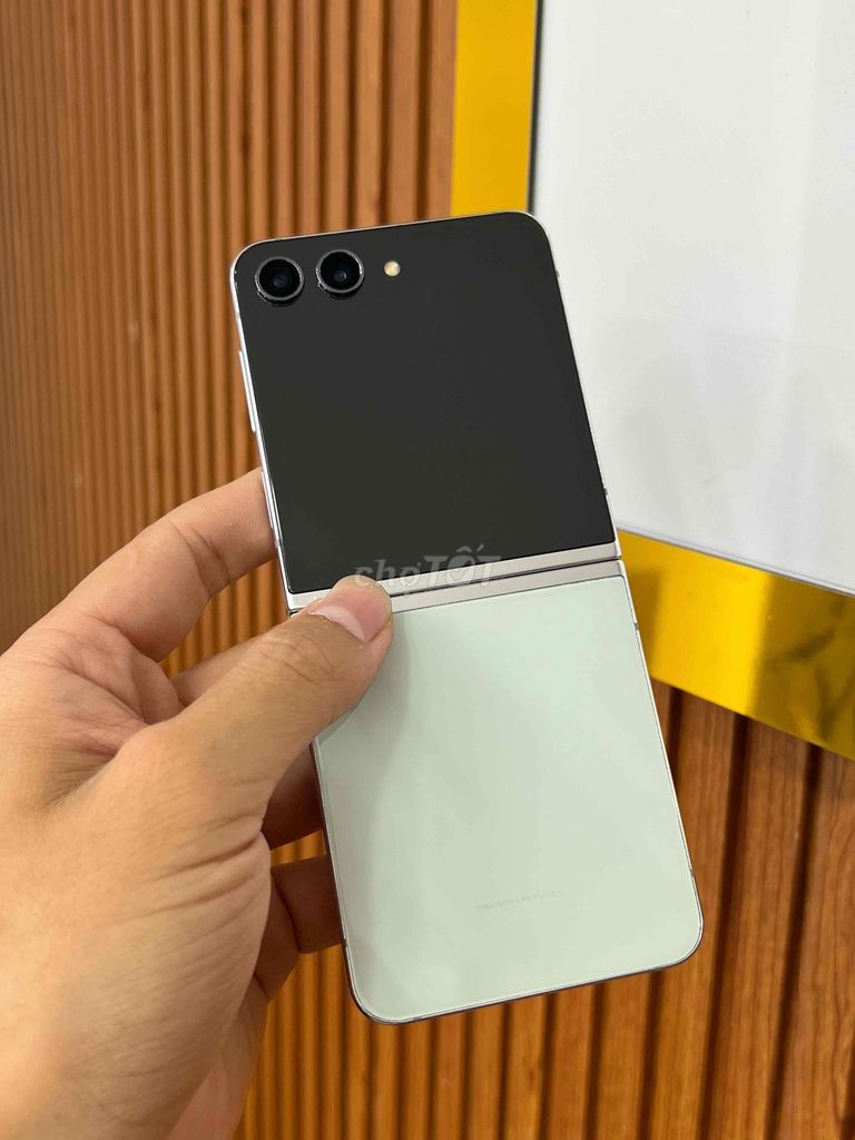 Samsung Galaxy Z Flip 5 256GB Trắng. Mua bán Điện thoại tại Quận 12 Tp Hồ Chí Minh được đăng bởi OkShop hình 1