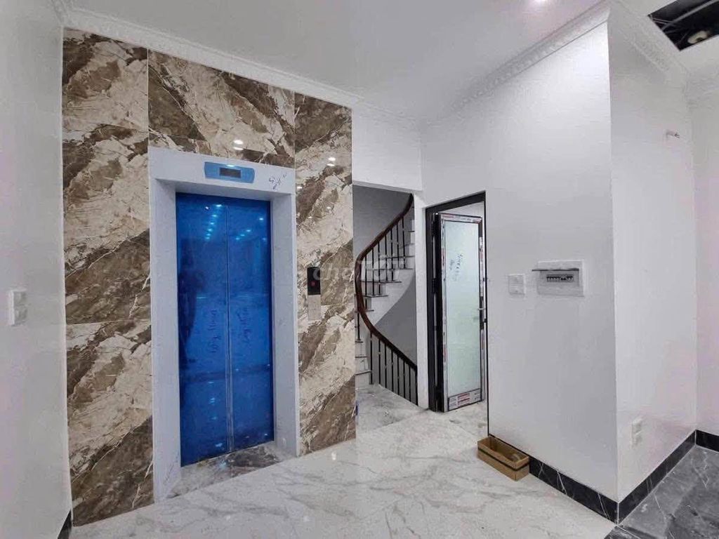 Продается дом Hoang Quoc Viet, Кау Гиай, 8 этажей, гараж для автомобилей, бизнес