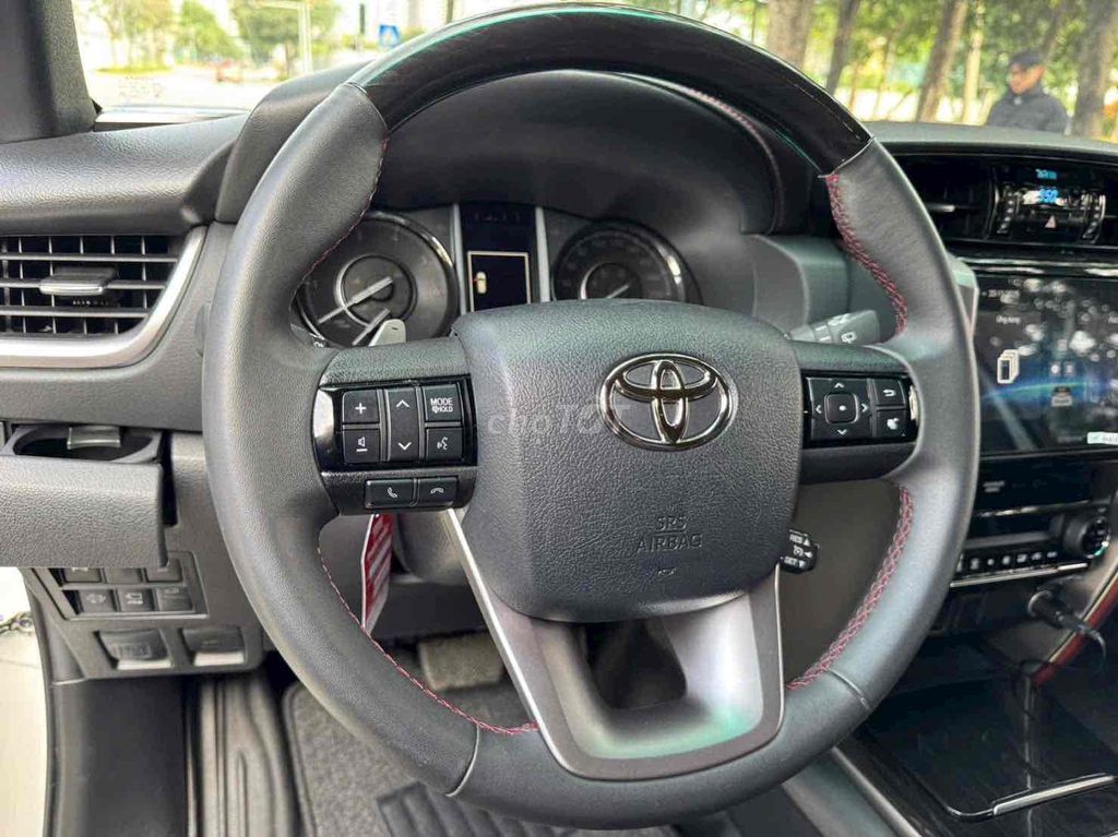 Toyota Fortuner 2024 (full dầu) lăn bánh 1vạn km. Mua bán Ô tô tại Quận Cầu Giấy Hà Nội được đăng bởi TRUNG HIẾU AUTO hình 8