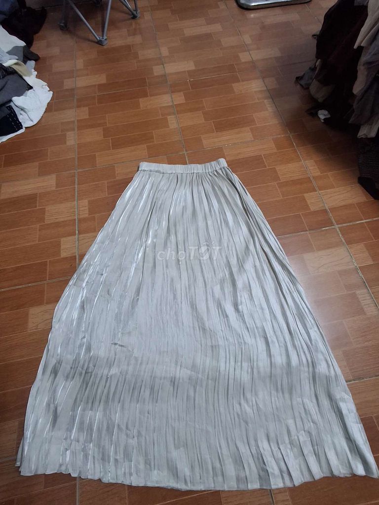 Váy nữ phi bóng trắng ngà đã dùng. Mua bán Quần áo tại Quận Dương Kinh Hải Phòng được đăng bởi Bui Thanh hình 1