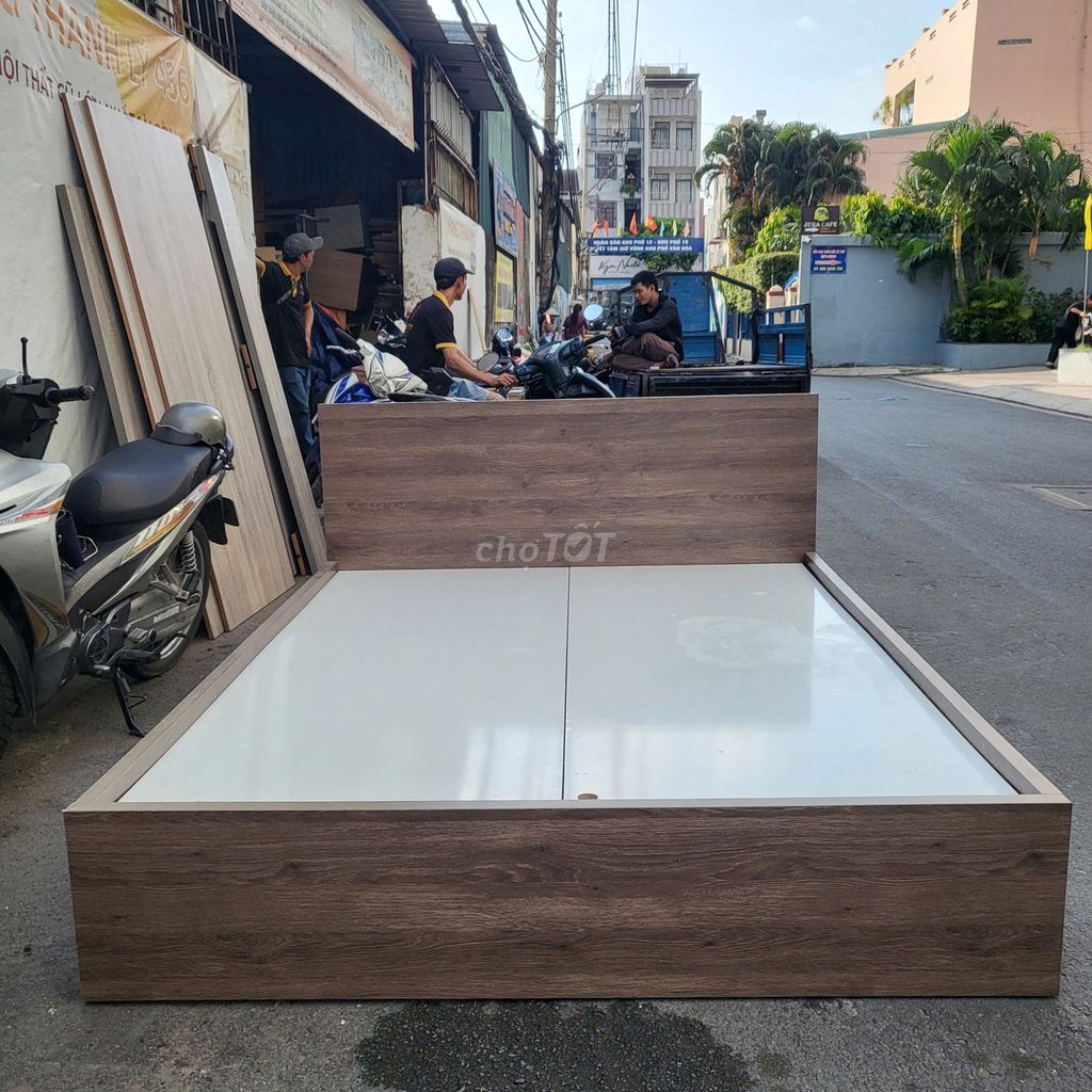 Giường Gỗ 1M6x2M Cũ Màu Nâu Hiện Đại