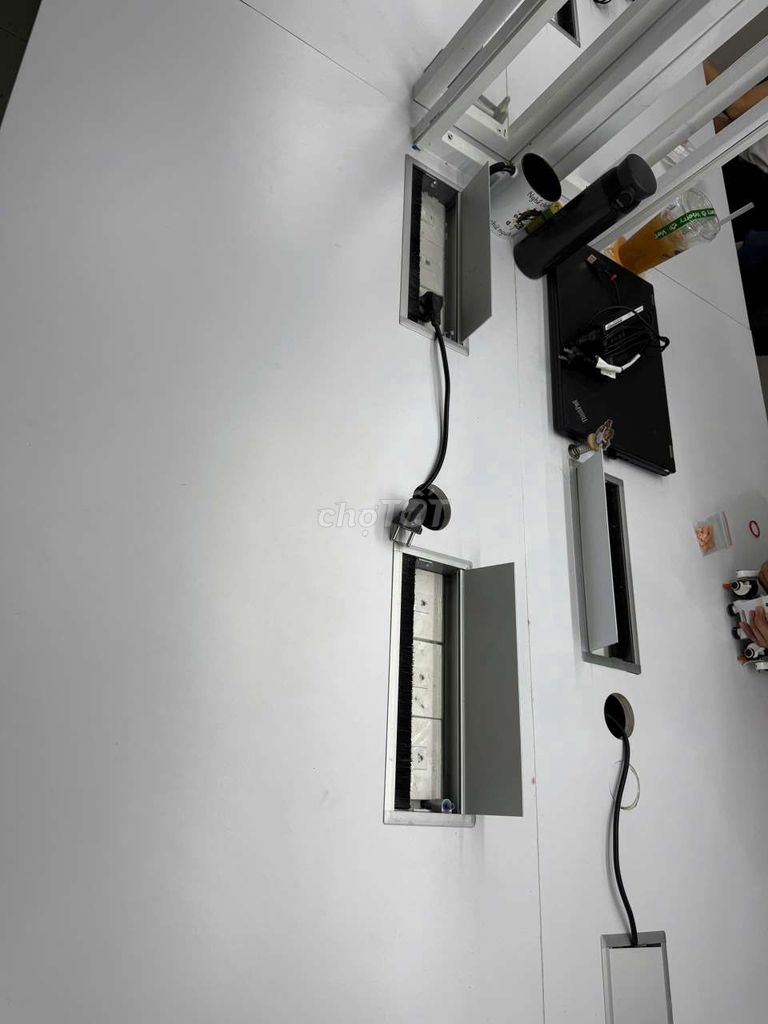 Bàn lab làm việc, thí nghiệm có ổ điện