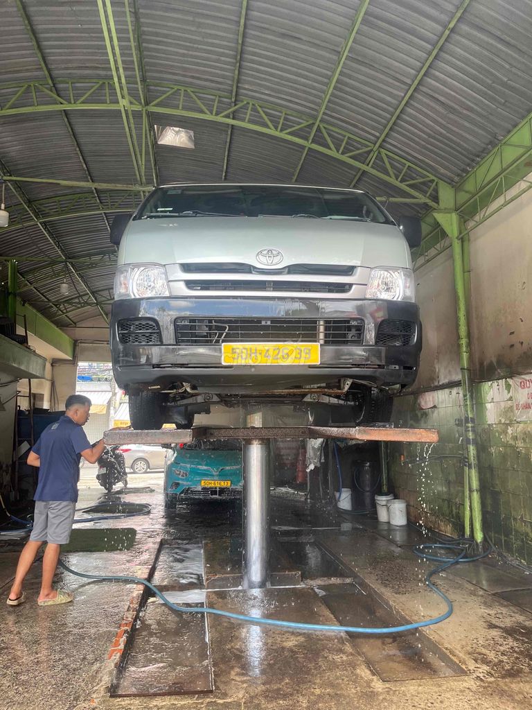 Toyota Hiace 2010 Commuter 2.7 - 200000 km. Mua bán Ô tô tại Quận 12 Tp Hồ Chí Minh được đăng bởi Vũ Ba hình 8