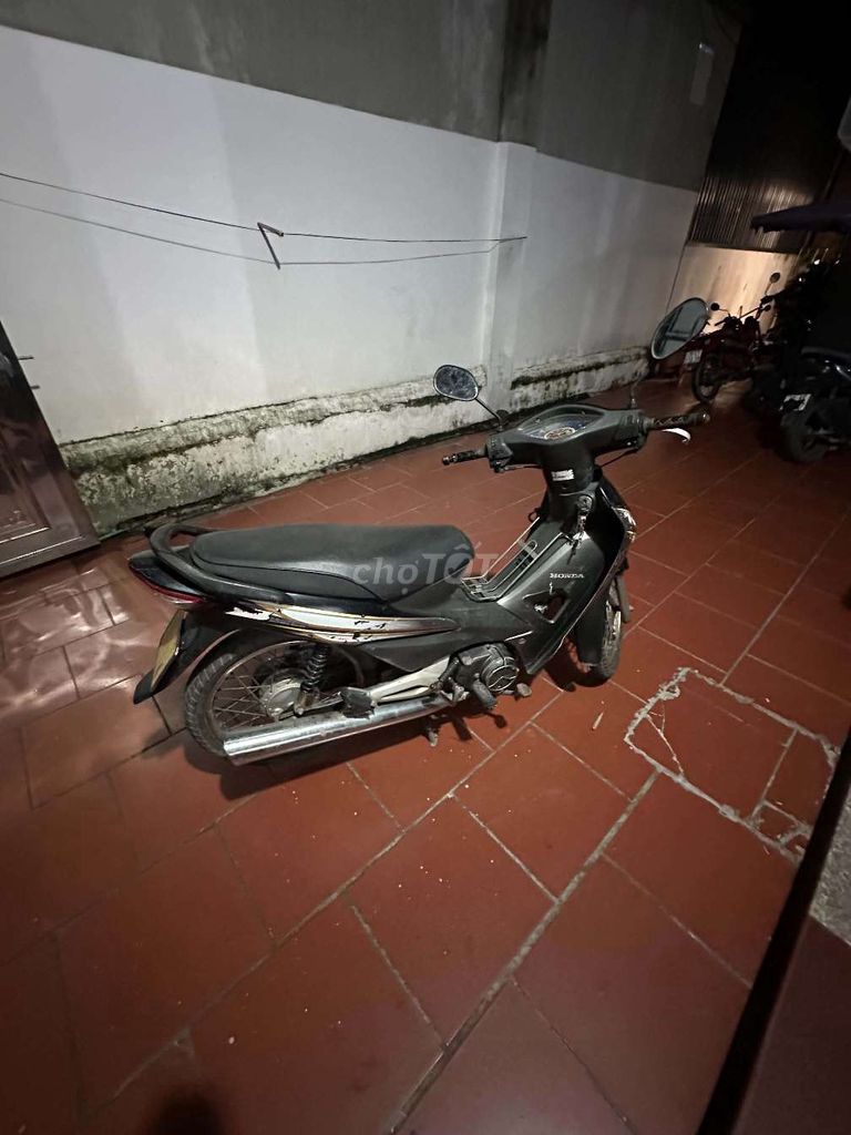 Черный полуавтоматический мотоцикл Honda Wave