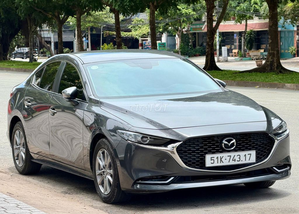 Mazda 3 Luxury конец 2023 г., цвет серый титан, в отличном состоянии