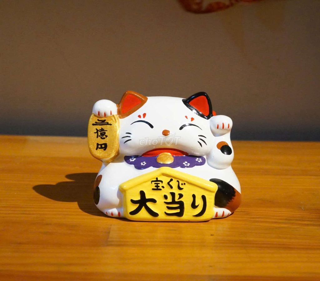 Mèo thần tài Nhật Bản Maneki Neko đeo túi vàng