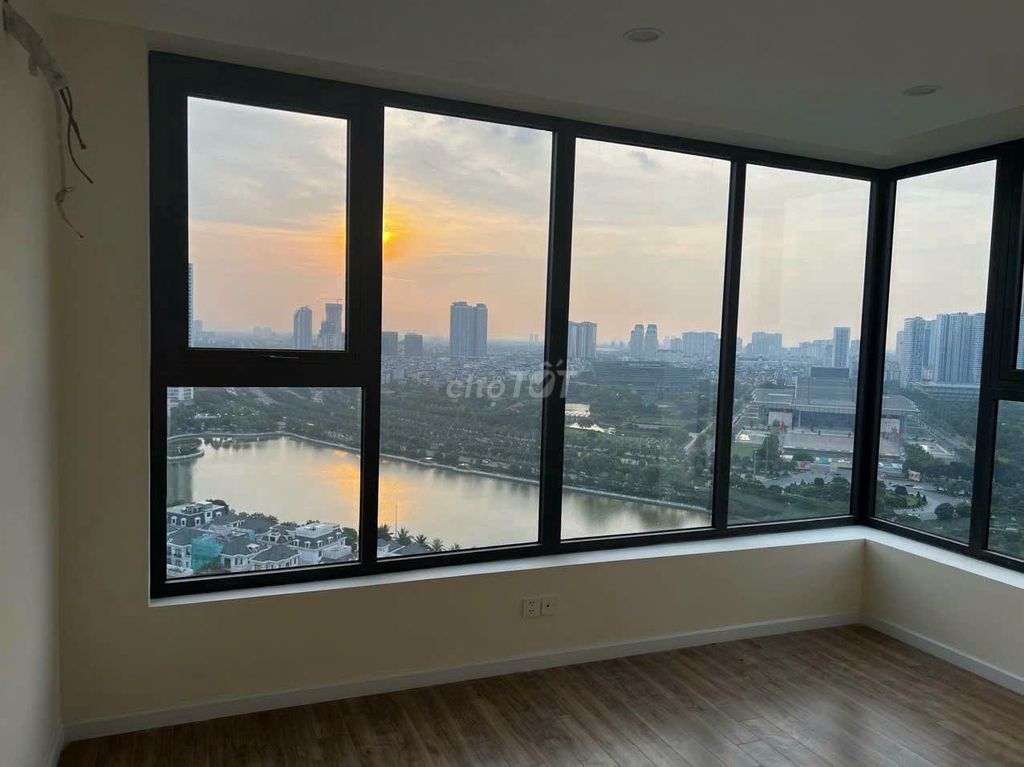 Продается квартира TRINITY TOWER 91 м2, 3 спальни, вид на озеро