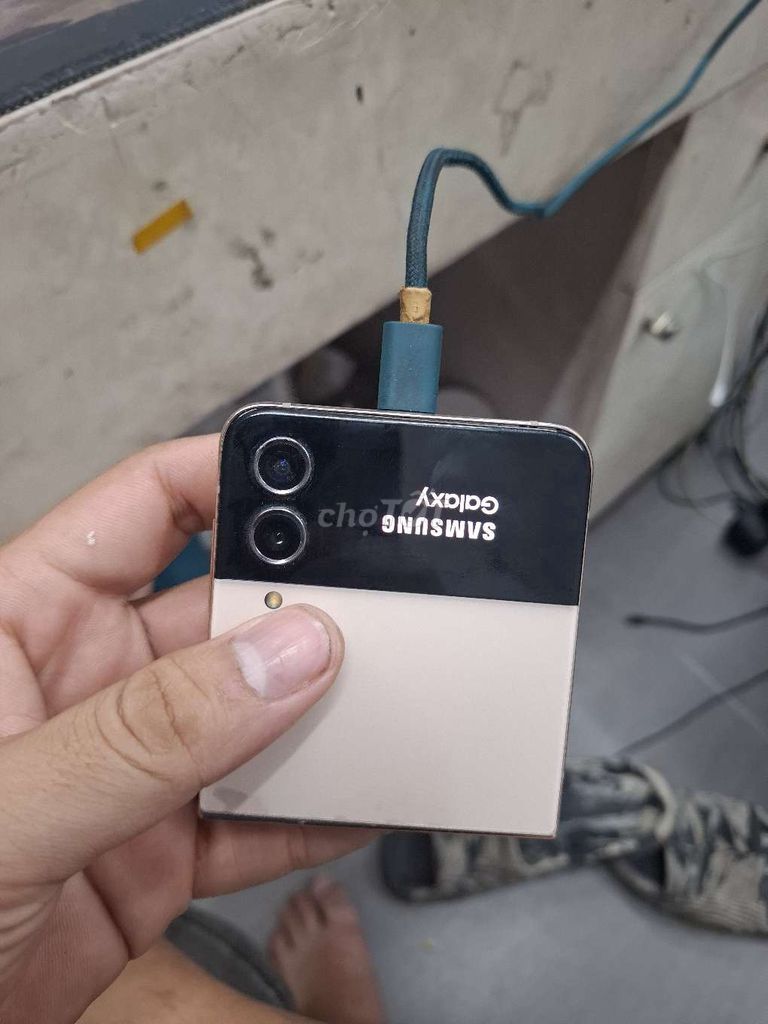 Samsung Galaxy Z Flip 4 Xanh. Mua bán Điện thoại tại Thành phố Thủ Đức Tp Hồ Chí Minh được đăng bởi Nhi nhi shop hình 1
