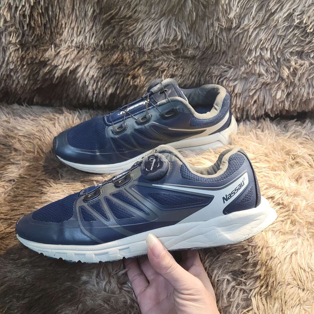 Giày nút vặn size 41