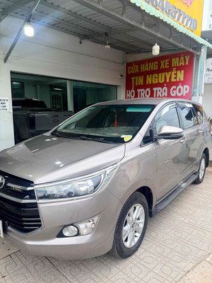 Toyota Innova 2.0E Số sàn Nâu vàng 7 chỗ