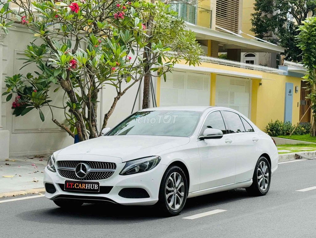 Mercedes C200 model 17 trắng/đen siêu siêu mới