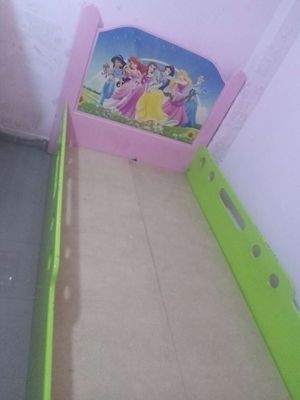 Giường và bàn học cho bé