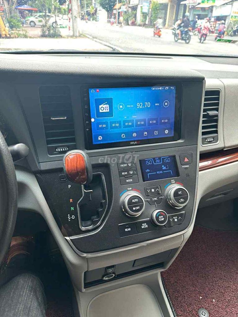 Toyota Sienna 2016 3.5LE màu trắng. Mua bán Ô tô tại Thành phố Mỹ Tho Tiền Giang được đăng bởi Anh Năm hình 4