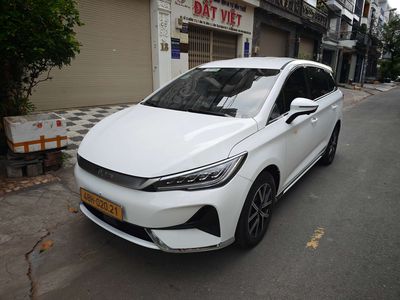 BYD M6 Trắng sẵn biển vàng leo lên là kím tiền nè