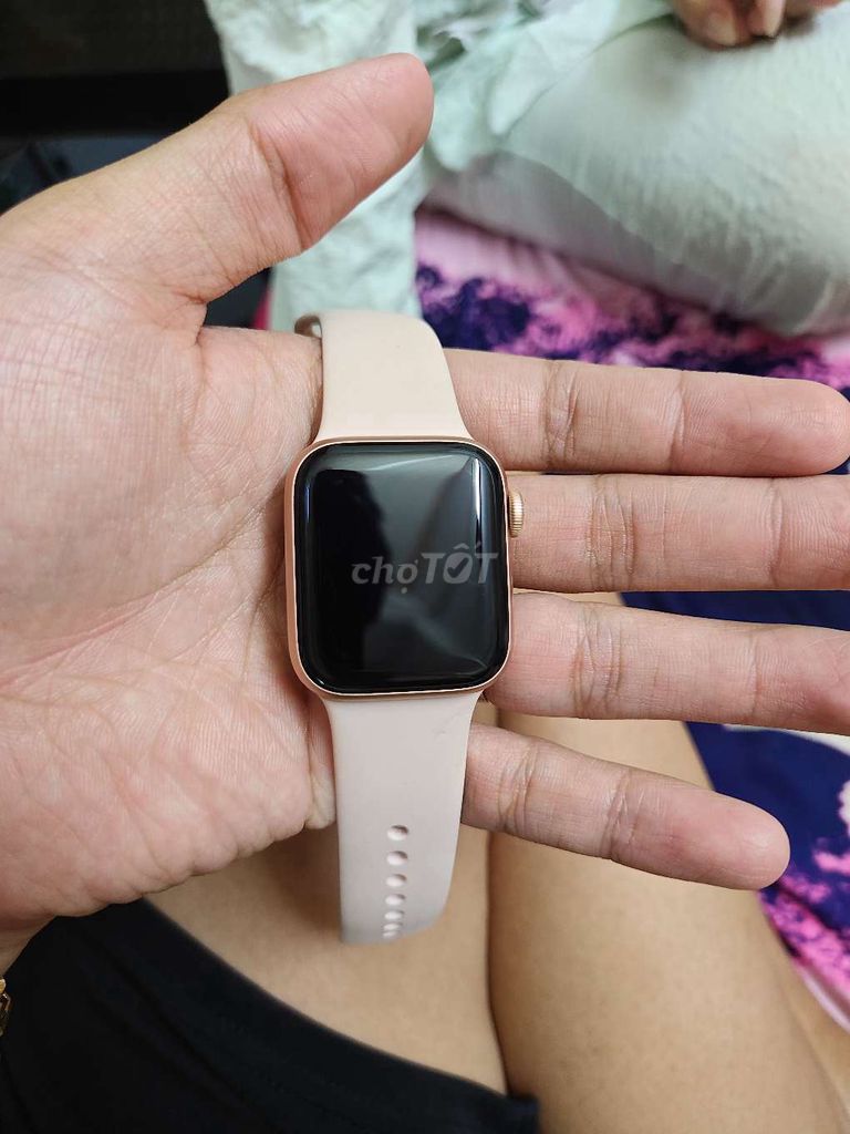 Apple Watch Series 4 40mm Vàng hồng 86%. Mua bán Thiết bị đeo thông minh tại Quận Ninh Kiều Cần Thơ được đăng bởi Huỳnh Tấn hình 1