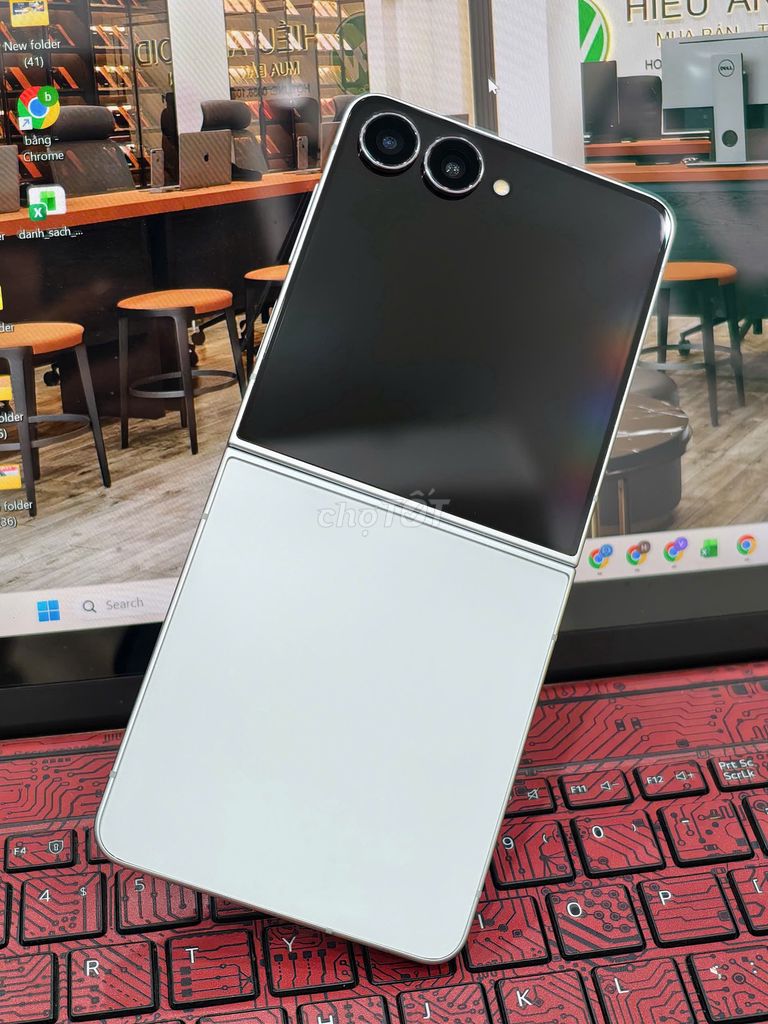 Samsung Galaxy Z Flip 7 bản  512gb Xanh bh T8-26. Mua bán Điện thoại tại Quận Đống Đa Hà Nội được đăng bởi Hn Store hình 1