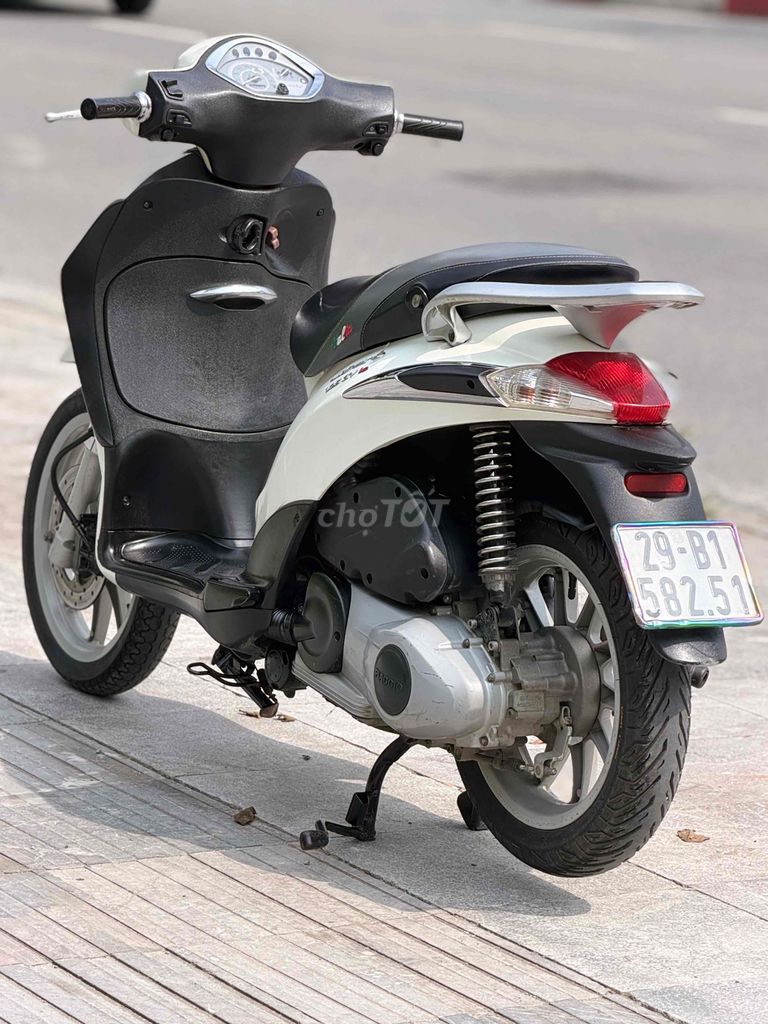 Белый скутер Piaggio Liberty