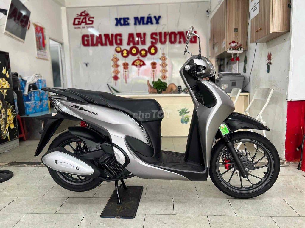 Модель Honda SH ABS 2025 серебристо-черная