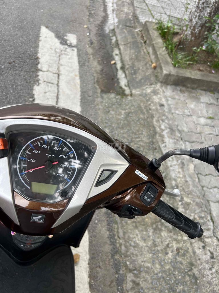 Honda Lead 2014,xe nữ,125cc,còn mới 85%,chính chủ. Mua bán Xe máy tại Quận Hải Châu Đà Nẵng được đăng bởi Trần Vũ Long hình 6