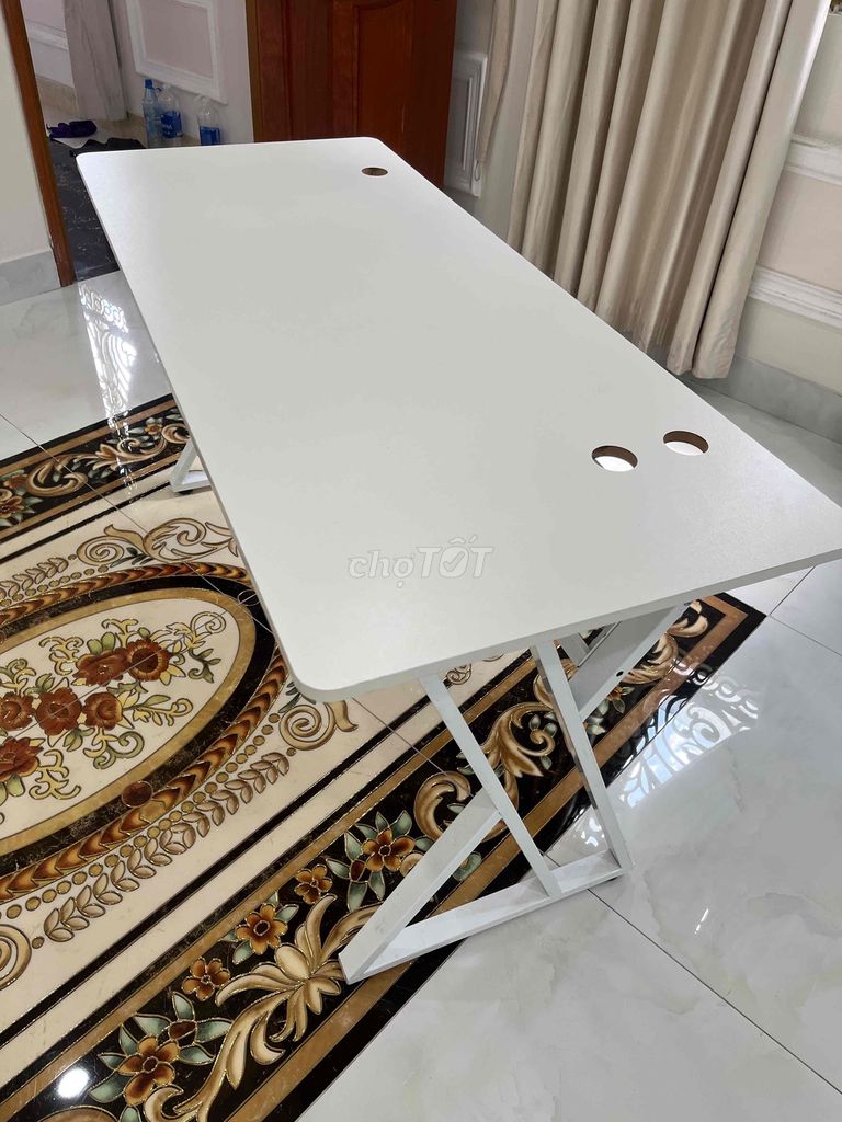 Bàn Làm Việc Trắng Tối Giản – Chắc Chắn, Rộng Rãi,