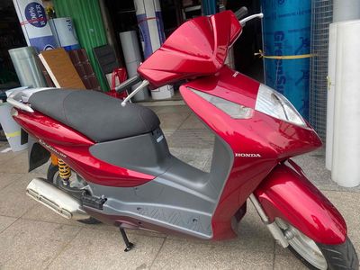 Honda Dylan 150 màu Đỏ, thành phố
