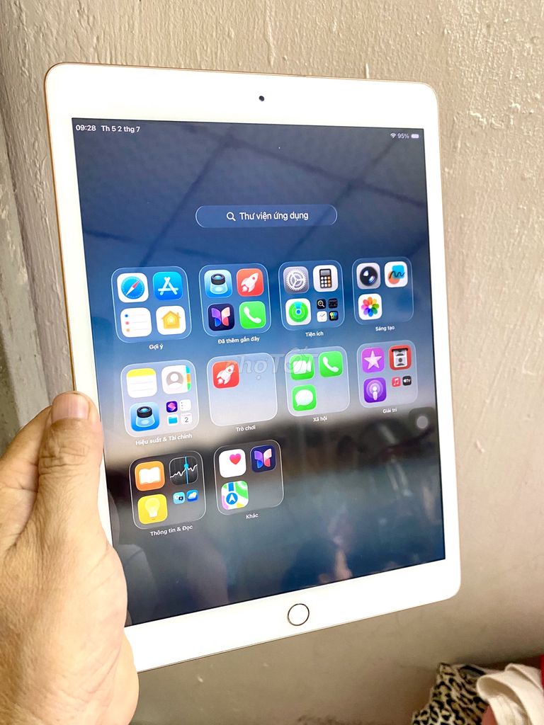 Apple iPad Gen 8 128GB Wi-Fi màu Gold. Mua bán Máy tính bảng tại Quận 10 Tp Hồ Chí Minh được đăng bởi Minh Phát hình 1