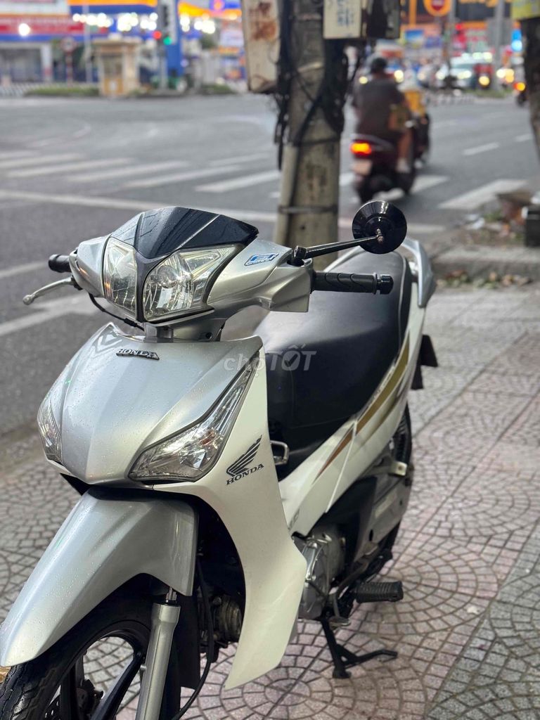 Honda Future 125 FI Белый серебристый
