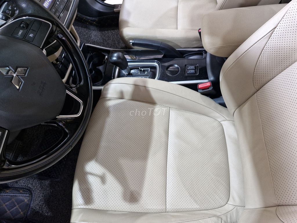 Mitsubishi Outlander 2.0 CVT Premium 2017 màu nâu