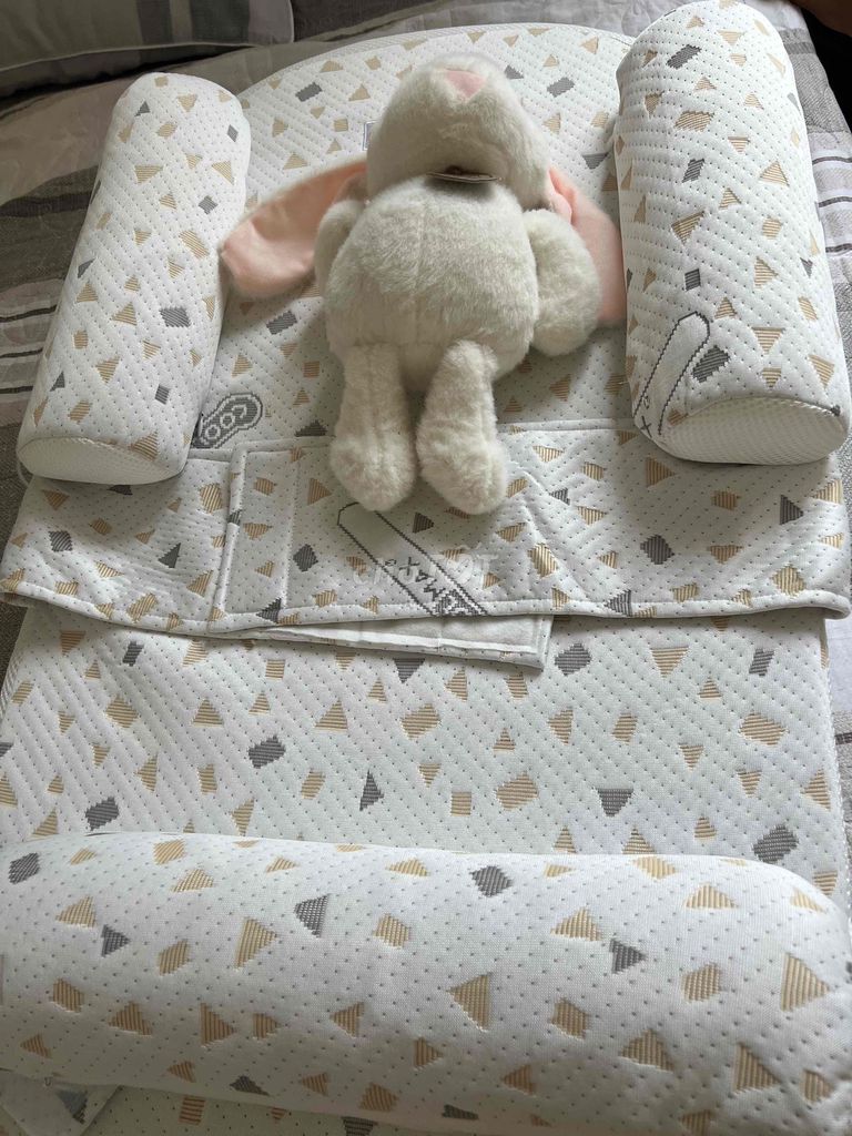 Gối chống trào ngược Emoon Memory foam (mới 100%). Mua bán Mẹ và bé tại Thành phố Đồng Xoài Bình Phước được đăng bởi Minh Trang hình 1