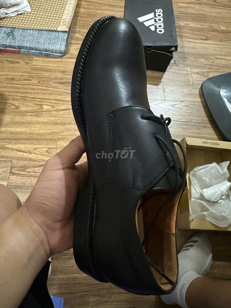 Bán giày Mới 100%  size 44.  Da thật đế siêu êm.