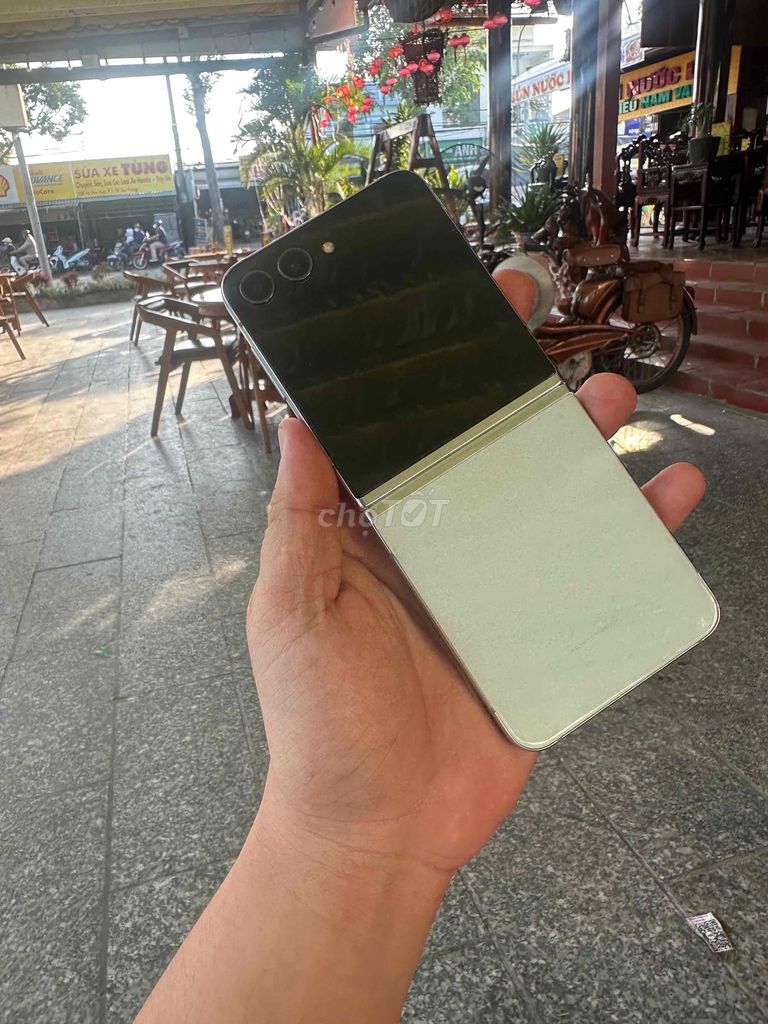 Samsung Z Flip 5 8GB/256GB Bạc. Mua bán Điện thoại tại Thành phố Sóc Trăng Sóc Trăng được đăng bởi nguyễn Trần Quân hình 1