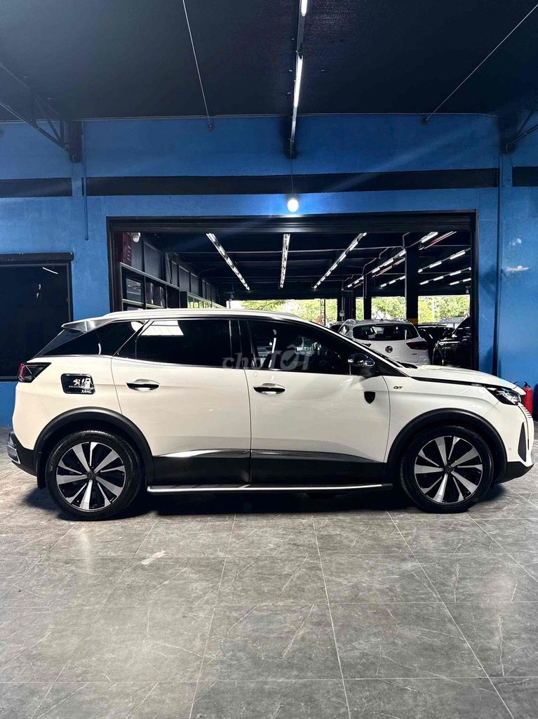 Peugeot 3008 GT белый 5-местный SUV